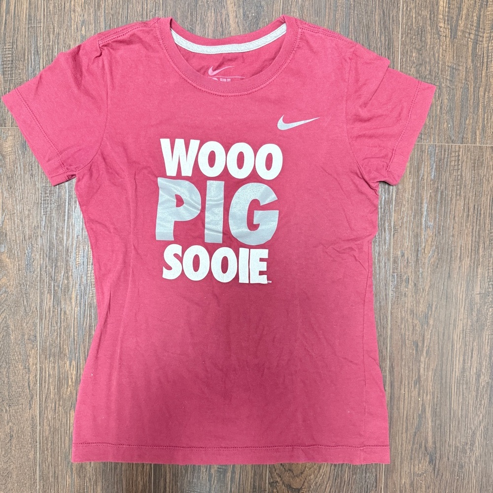 NIKE ARKANSAS RAZORBACKS WOO PIG SOOIE SLIM FIT SHORT SLEEVE TEE